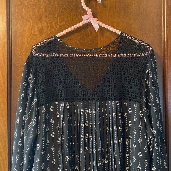 Stunning DR2 black crochet lace long sleeve dress with pleats down back 😍😍 - Picture 11 of 14